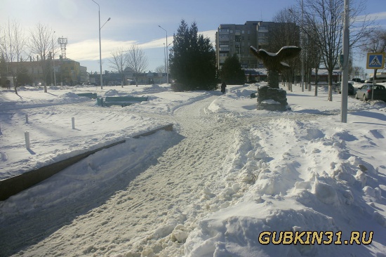 На улице Лазарева около фонтана зимой